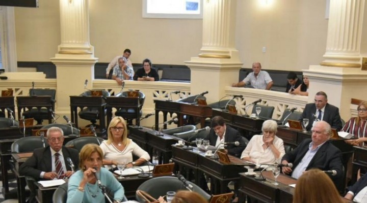 La falta de p&uacute;blico en las gradas en las sesiones parlamentarias. 