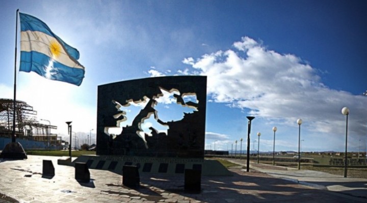 El Homenaje a los combatientes de Malvinas.-