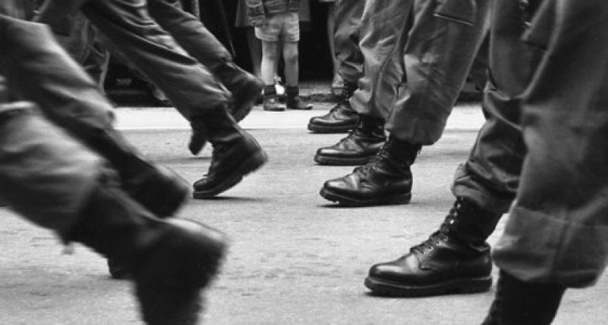 De la bota del militar al micr&oacute;fono del pol&iacute;tico.