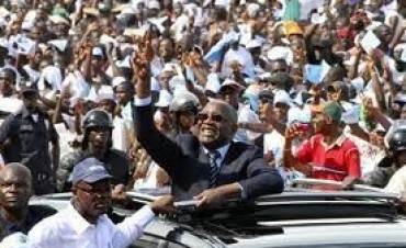 La democracia africanizada o la africanizaci&oacute;n democr&aacute;tica. 