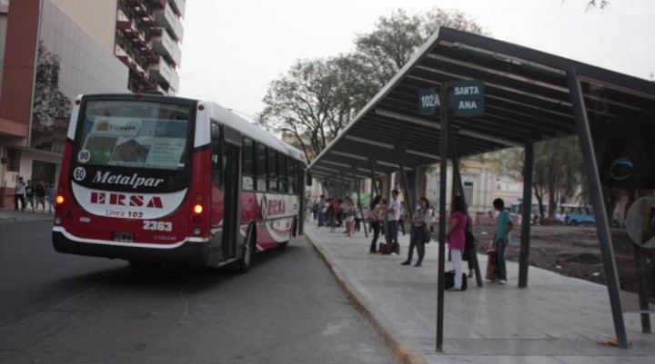 Aument&oacute; el boleto y las falencias siguen: lluvia y sin garitas. Calvano en silencio.