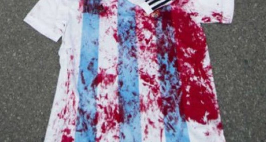 La Selecci&oacute;n Argentina hace d&eacute;cadas que juega con la camiseta manchada con sangre. 