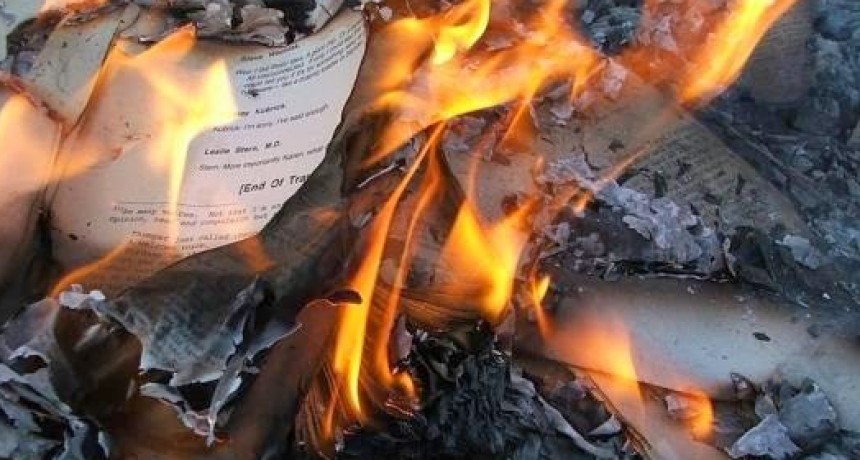 Quemando libros.