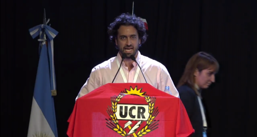 Beatr&iacute;z Sarlo: "Los convencionales del Changui C&aacute;ceres se opusieron a la ofrenda en el altar macrista"