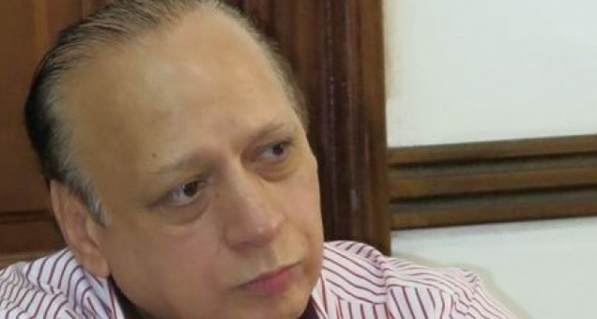 Rodolfo sale del cl&oacute;set. 