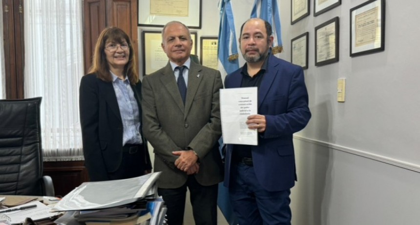 Entrega al STJ (en la persona del Ministro Dr. Guillermo Semhan) del manual conceptual de comunicaci&oacute;n del poder judicial.