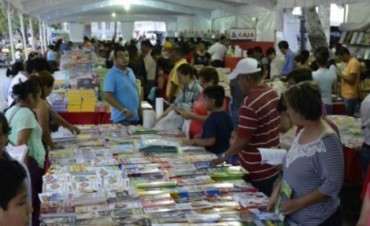 El libro agoniza en la terapia intensiva de las ferias que organizan para exterminarlo. 