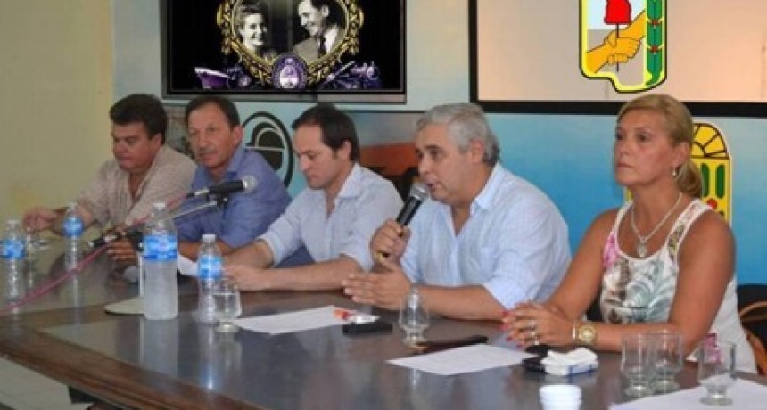 Los adversarios de Ricardo son gotas de agua.