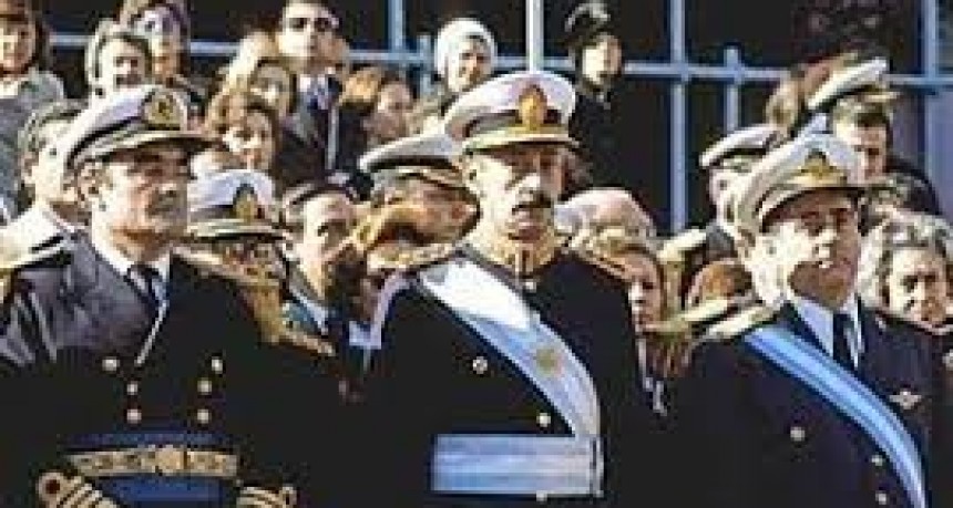 De la bota del militar al micr&oacute;fono del pol&iacute;tico.