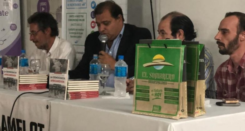 Se present&oacute; en el Sombrero "La democracia Africanizada". 