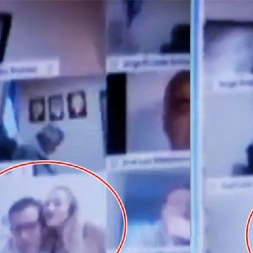 Succionando pornogr&aacute;ficamente la democracia. 