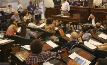 Pretenden pasar como normal lo anormal o rayano con lo ilegal.