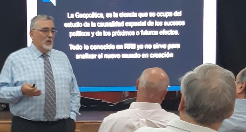  Geopol&iacute;tica en la Universidad de la Cuenca. 